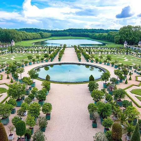 La Cour Des Senteurs / F2 Chateau De Versailles