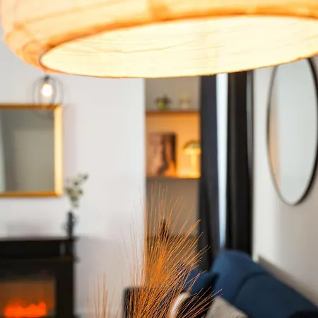 La Cour Des Senteurs / F2 Chateau De