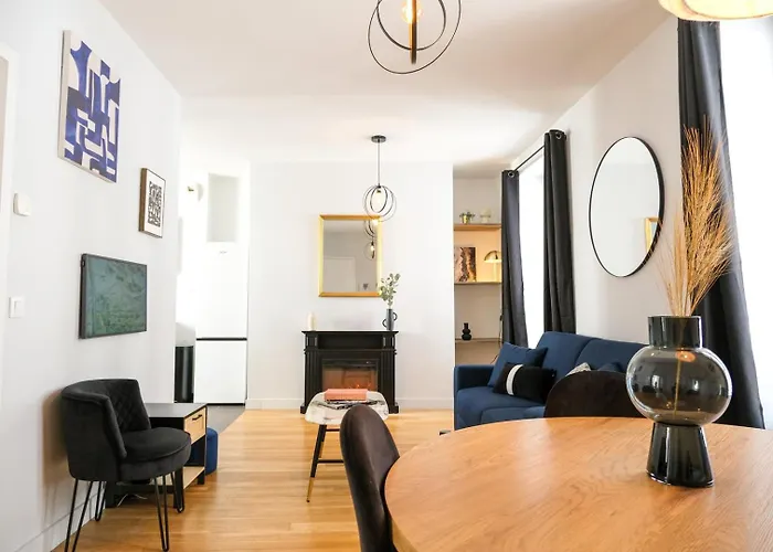 La Cour Des Senteurs / F2 Chateau De