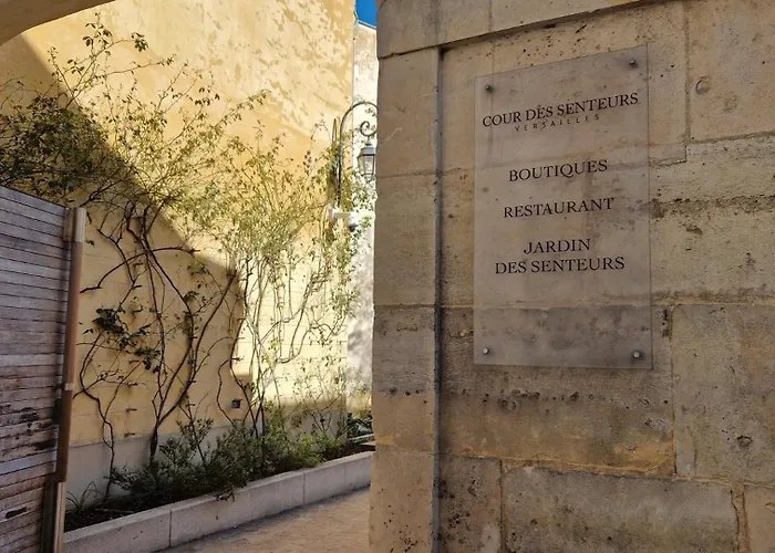 La Cour Des Senteurs / F2 Chateau De Versalles