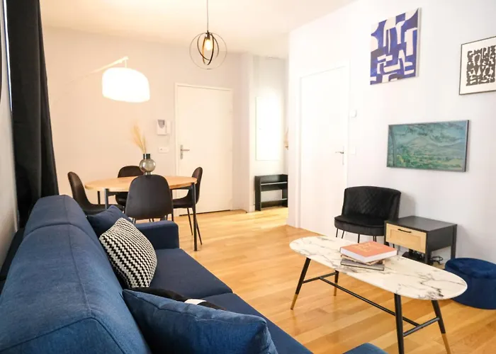 La Cour Des Senteurs / F2 Chateau De