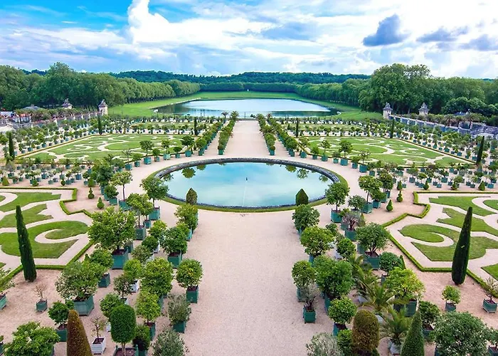 La Cour Des Senteurs / F2 Chateau De Versalles